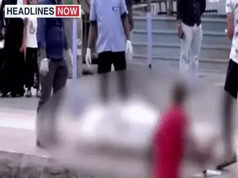 मुंबई लोकल ट्रेन ट्रैक के पास खड़े लोग और पुलिसकर्मी