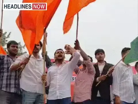 'एक कचौड़ी दो समोसा, हमें लोकतंत्र पर है भरोसा':पटना में ABVP छात्र लोकतंत्र बचाओ नारे के साथ निकले, DU छात्र संघ अध्यक्ष शामिल