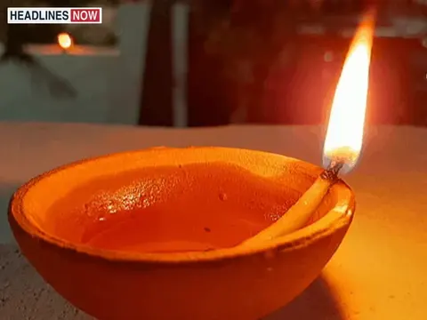 अंधेरे में जलता हुआ एक मिट्टी का दीया
