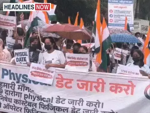पटना- बिहार दरोगा कैंडिडेट्स का प्रदर्शन, बैरिकेडिंग तोड़ी:पुलिस ने घसीटकर सड़क से उठाया; मेंस परीक्षा कैंसिल करने के खिलाफ कर रहे प्रोटेस्ट