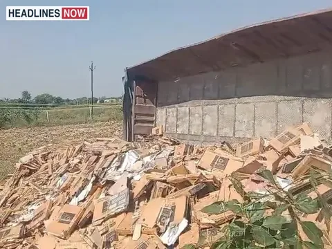 सड़क किनारे पलटा हुआ ट्रक और बिखरे हुए टाइल्स के डिब्बे