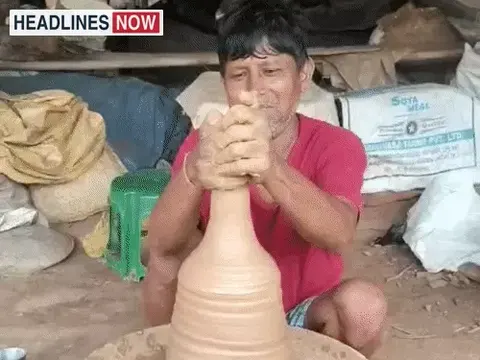 अर्नब तूफान से फीकी होगी कुम्हारों की दिवाली!:बारिश के अलर्ट ने बढ़ाई की चिंता, बोले- दीए कैसे सूखेंगे, कैसे बिकेंगे