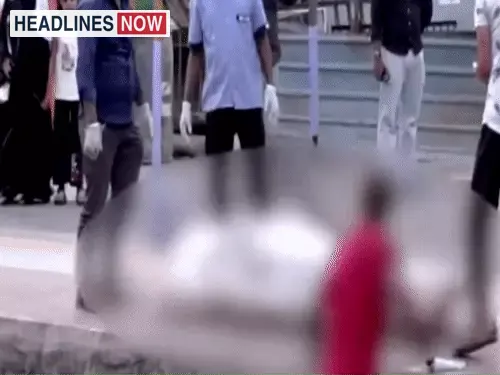मुंबई लोकल ट्रेन ट्रैक के पास खड़े लोग और पुलिसकर्मी