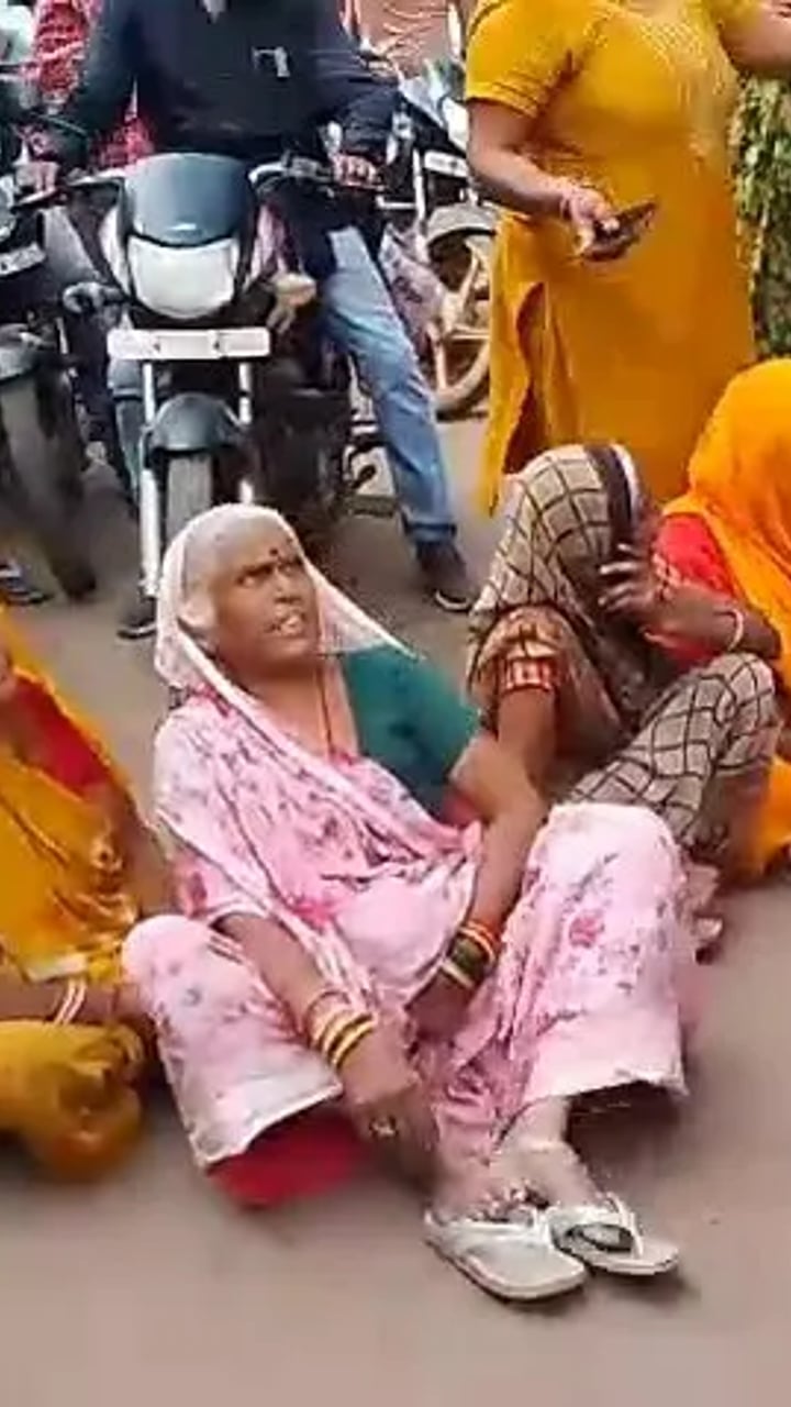 शिवपुरी के गांधी चौक पर अतिक्रमण हटाने के खिलाफ चक्काजाम