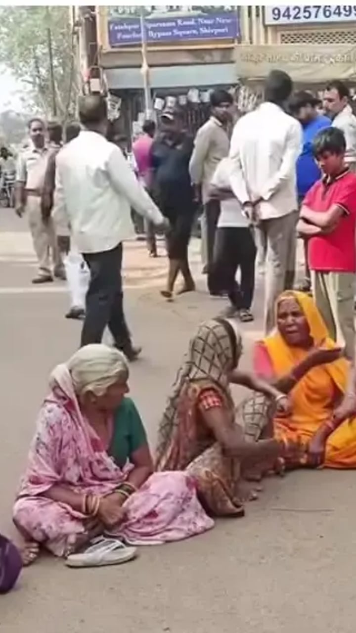 शिवपुरी में अतिक्रमण हटाने की कार्रवाई का विरोध, गांधी चौक पर धरने पर बैठीं महिला दुकानदार